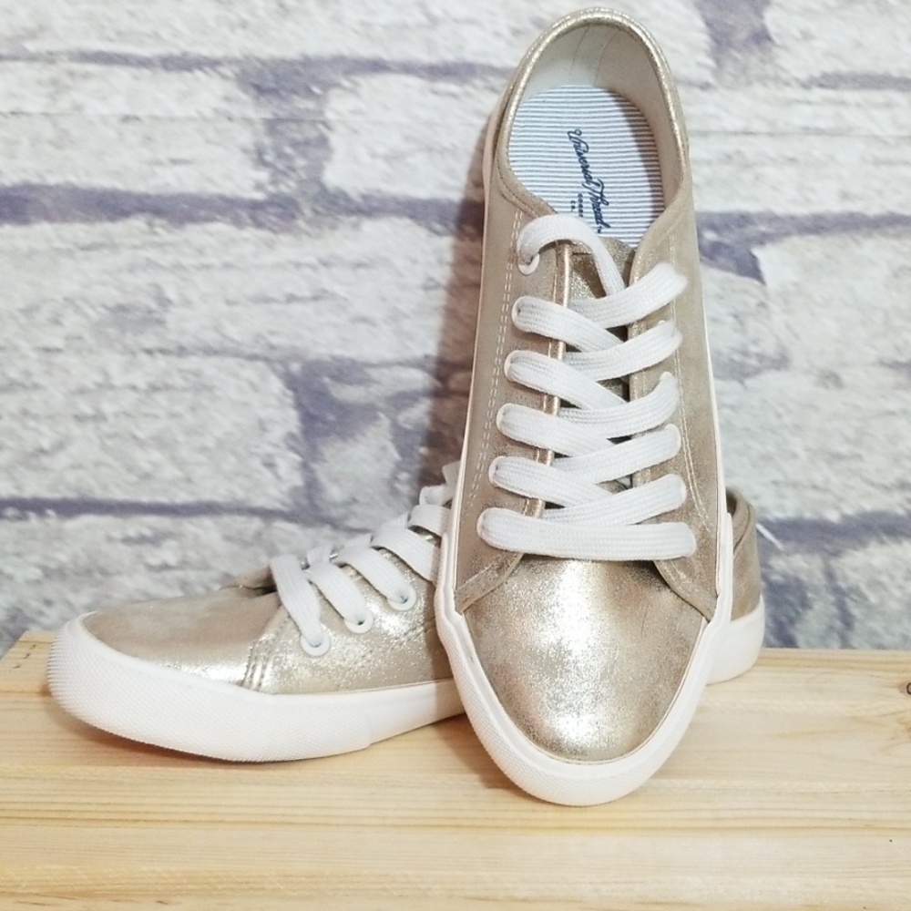 Universal Thead womans gold lace up shoes